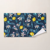 Lemon branches with blossoms and fruit on blue bad handdoek (Handdoek)
