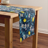 Lemon branches with blossoms and fruit on blue korte tafelloper (Voorbeeld)