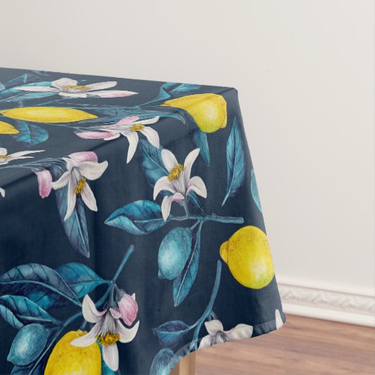 Lemon branches with blossoms and fruit on blue tafelkleed (Voorbeeld)