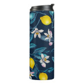 Lemon branches with blossoms and fruit on blue thermosbeker (Gedraaid links)