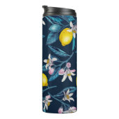 Lemon branches with blossoms and fruit on blue thermosbeker (Geroteerd rechts)