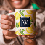 Lemon Citrus Pattern Navy Monogram Koffiemok<br><div class="desc">Dit ontwerp kenmerkt een waterverf citroenpatroon met een blauw vierkant en monogram initiaal.</div>