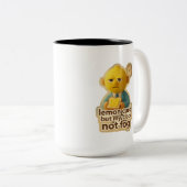 Lemon Curd But My Clock Not Fog – Sourface Edition Tweekleurige Koffiemok (Voorkant rechts)
