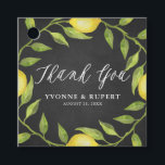 Lemon Greenery Wreath Chalkboard Wedding Dank je Bedankjes Labels<br><div class="desc">Verzend bedankt met deze bijtende citroen dank u voor de tag. Hij heeft een waterverf citroen en een blad met een faux-achtergrond. Deze citroenmoer is perfect voor zomerbruiloften,  vrijgezellenfeesten en nog veel meer. Personaliseer door namen,  gebeurtenis en datum toe te voegen.</div>
