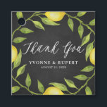 Lemon Greenery Wreath Chalkboard Wedding Dank je Bedankjes Labels<br><div class="desc">Verzend bedankt met deze bijtende citroen dank u voor de tag. Hij heeft een waterverf citroen en een blad met een faux-achtergrond. Deze citroenmoer is perfect voor zomerbruiloften,  vrijgezellenfeesten en nog veel meer. Personaliseer door namen,  gebeurtenis en datum toe te voegen.</div>
