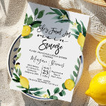 Lemon Main Squeeze Bridal Shower Kaart<br><div class="desc">Ze heeft haar Main Squeeze Bridal Shower Invitation Bold waterverf lemon thema bruids doucheuitnodiging met een citroen en loof krans en zwarte kalligrafie tekst gevonden. Het ontwerp is rustiek maar modern in stijl en geschikt voor een aankomend vrijgezellenfeest en ideaal voor iemand die je graag uitnodigingen voor waterverven vindt.</div>