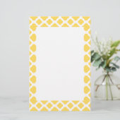 Lemon Yellow and White Quatrefoil Pattern Briefpapier (Staand voorkant)