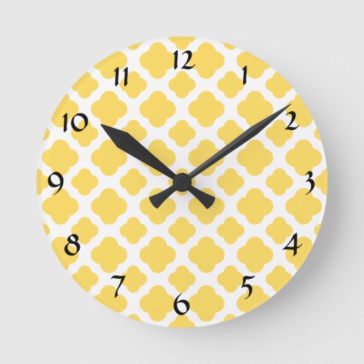 Lemon Yellow and White Quatrefoil Pattern Ronde Klok (Voorkant)