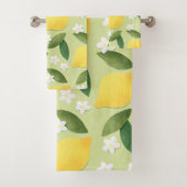 Lemons ans White Flowers on Green Background Bad Handdoek (Insitu)