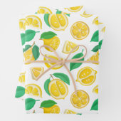 Lemons en bladeren op wit inpakpapier vel (In situ)