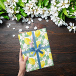 Lemons geel wit groen zomerpatroon cadeaupapier<br><div class="desc">Sappige,  heerlijke watergekleurde citroenen in geel,  groen en wit. Perfect voor zomerse verjaardagsfeestje,  vrijgezellenfeest,  bruiloft.</div>
