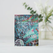 Lennon-muur, Liefde is als een astronaut-graffiti Briefkaart (Staand voorkant)