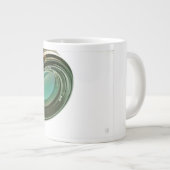 Lens van een fotocamera, een scherpe blik. grote koffiekop (Voorkant rechts)