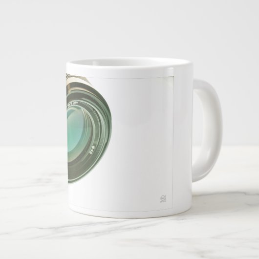 Lens van een fotocamera, een scherpe blik. grote koffiekop (Voorkant rechts)