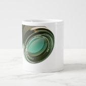 Lens van een fotocamera, een scherpe blik. grote koffiekop (Voorkant)