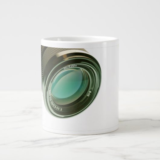 Lens van een fotocamera, een scherpe blik. grote koffiekop (Voorkant)