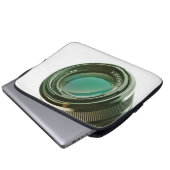 Lens van een fotocamera, een scherpe blik. laptop sleeve (Voorkant onderkant)