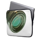 Lens van een fotocamera, een scherpe blik. laptop sleeve (Voorkant Links)