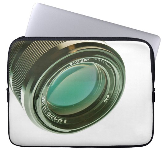 Lens van een fotocamera, een scherpe blik. laptop sleeve (Voorkant)