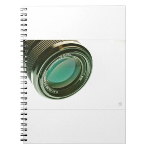 Lens van een fotocamera, een scherpe blik. notitieboek