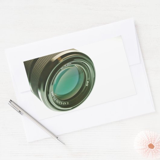 Lens van een fotocamera, een scherpe blik. rechthoekige sticker (Envelop)