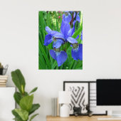 Lente blauwe iris bloemen en groene bladeren poster (Thuiskantoor)