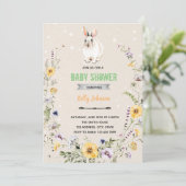 Lente bloem konijn douche verjaardagsuitnodiging kaart (Staand voorkant)