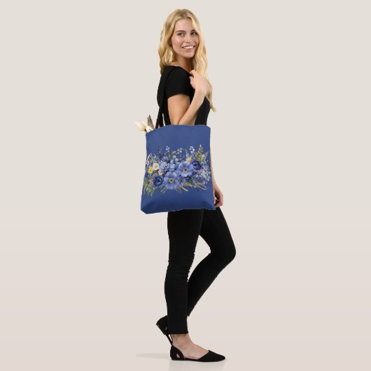 Lente bloemen, donkerblauwe achtergrond, tote bag (Op model)