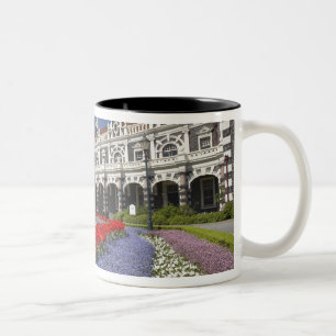 Lente bloemen en historisch treinstation, tweekleurige koffiemok