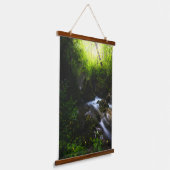 Lente bloemen in betoverde rivierbos hangend wandkleed (Gebogen)