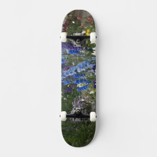 Lente bloemen langs een tuinpad, Georgia Persoonlijk Skateboard