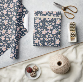 Lente bloemen op donkerblauw cadeaupapier