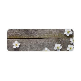 Lente bloemen op houten tafel etiket