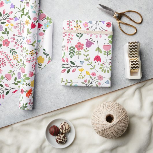 Lente bloemen op wit cadeaupapier (Crafts)