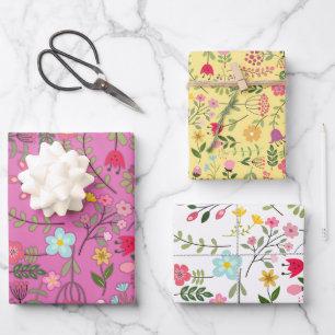 Lente bloemen op wit, paars en geel inpakpapier vel