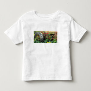 Lente bloemen versieren een oude tractor. kinder shirts