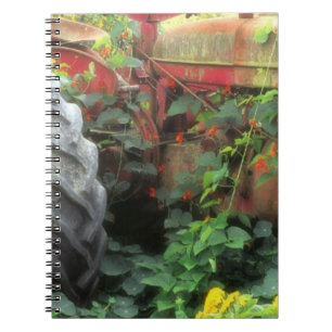 Lente bloemen versieren een oude tractor. notitieboek