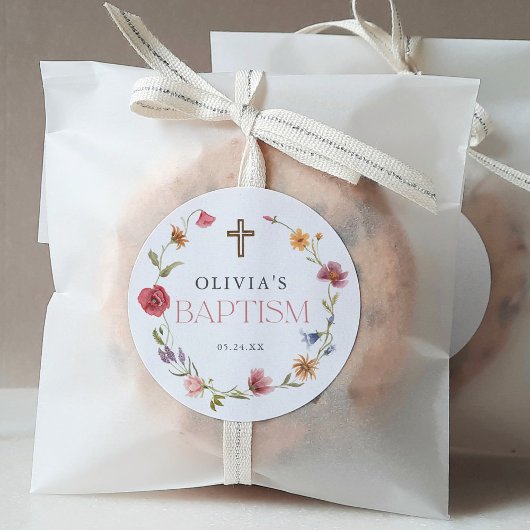 Lente bloemenmeisje doopfeest met wilde bloemen ronde sticker