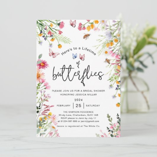 Lente bruidssluiting met wilde bloemen en vlinders kaart (Staand voorkant)