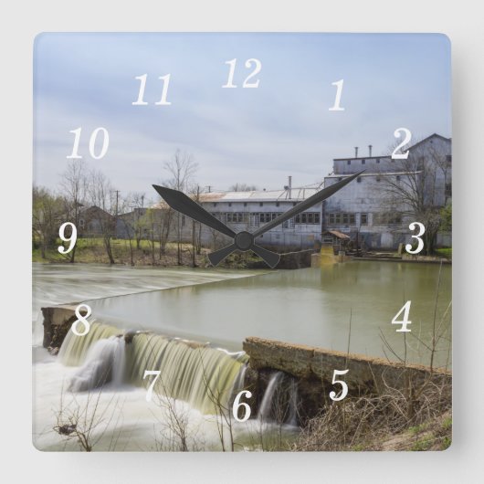 Lente dag bij Ozark Mill Wandklok (Voorkant)