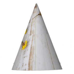 Lente gele bloemen, witte plank decor. feesthoedjes