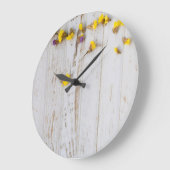 Lente gele bloemen, witte plank decor. grote klok (Hoek)