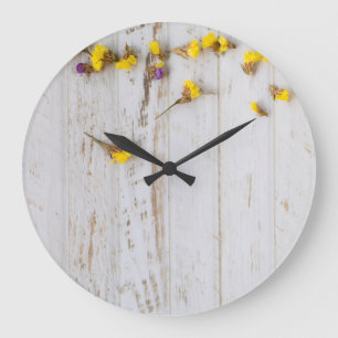 Lente gele bloemen, witte plank decor. grote klok
