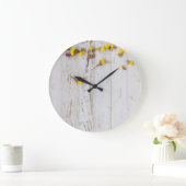 Lente gele bloemen, witte plank decor. grote klok (Huis)