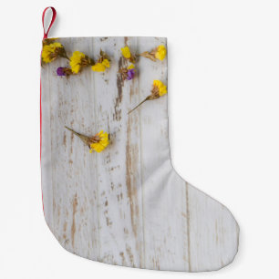 Lente gele bloemen, witte plank decor. kleine kerstsok