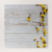 Lente gele bloemen, witte plank decor. legpuzzel (Horizontaal)