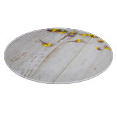 Lente gele bloemen, witte plank decor. snijplank (Hoek)