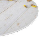 Lente gele bloemen, witte plank decor. snijplank (Hoek)
