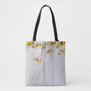 Lente gele bloemen, witte plank decor. tote bag