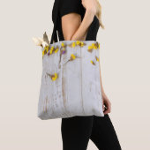 Lente gele bloemen, witte plank decor. tote bag (Dichtbij)
